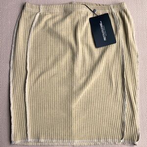 💥FREE WITH PURCHASE Pretty Little Thing NWT Pull On Skirt. Size 8